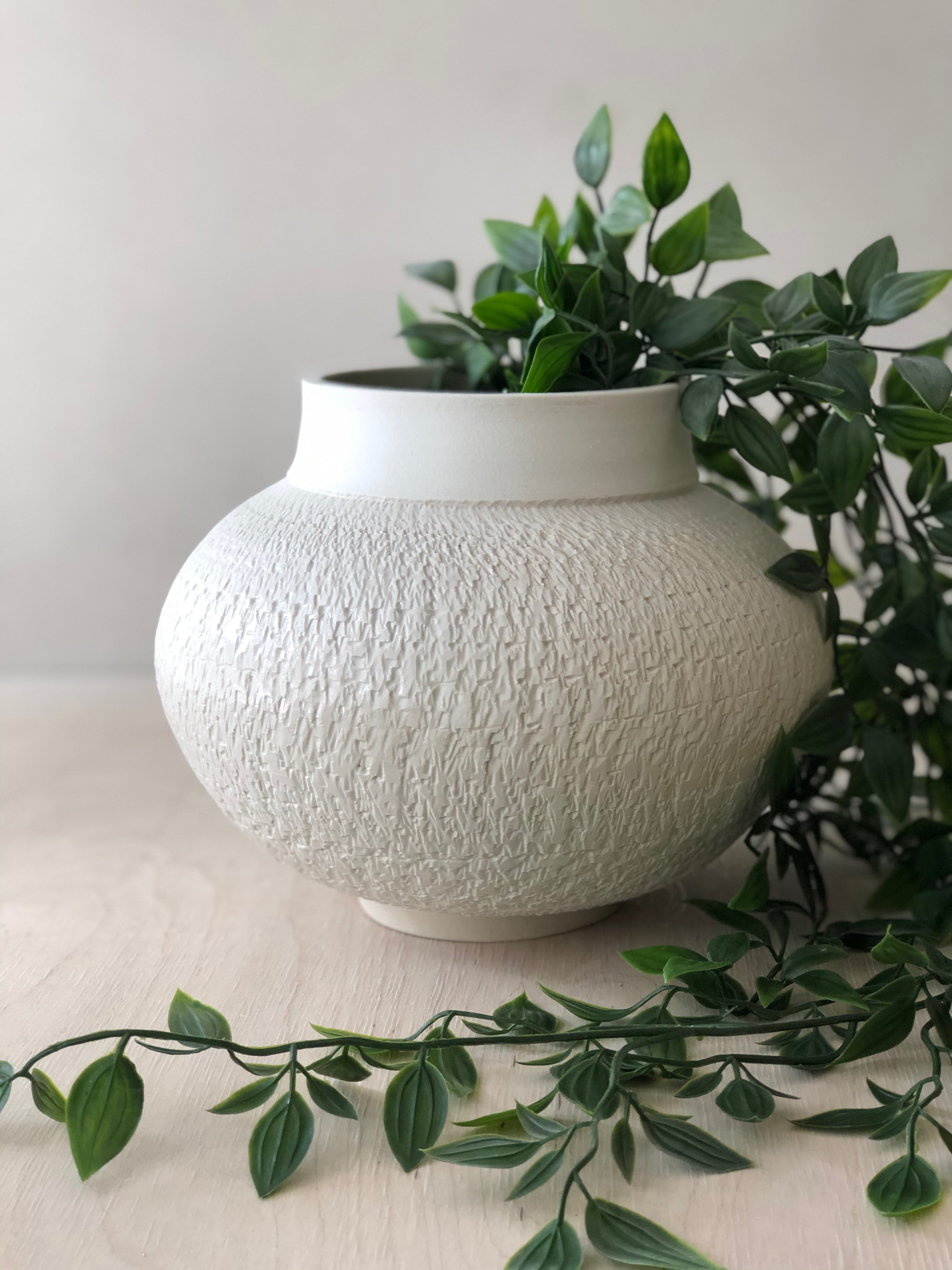Vase with chattering decoration and white finish