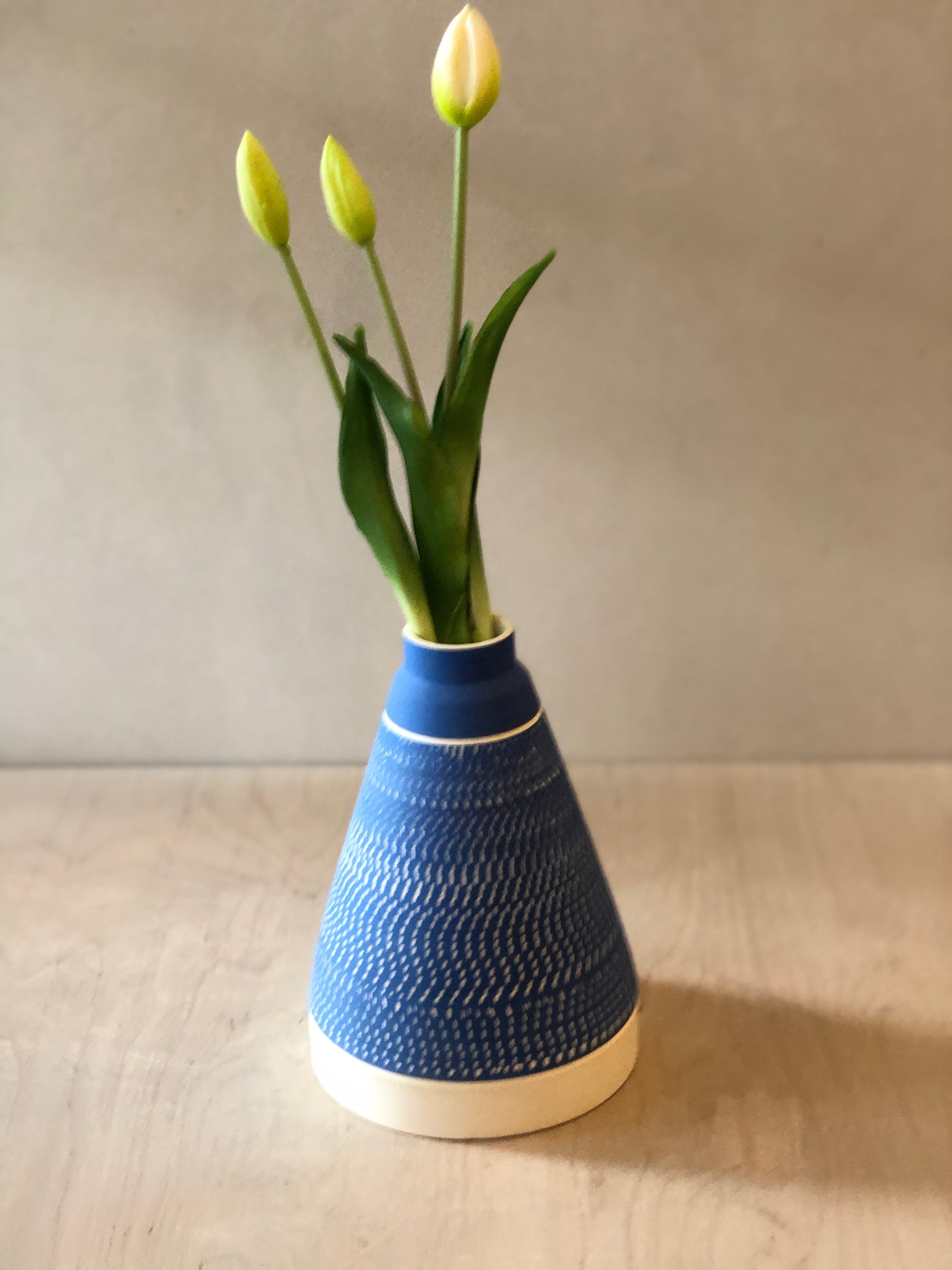 Tall blue pyramid vase with chattering decoration
