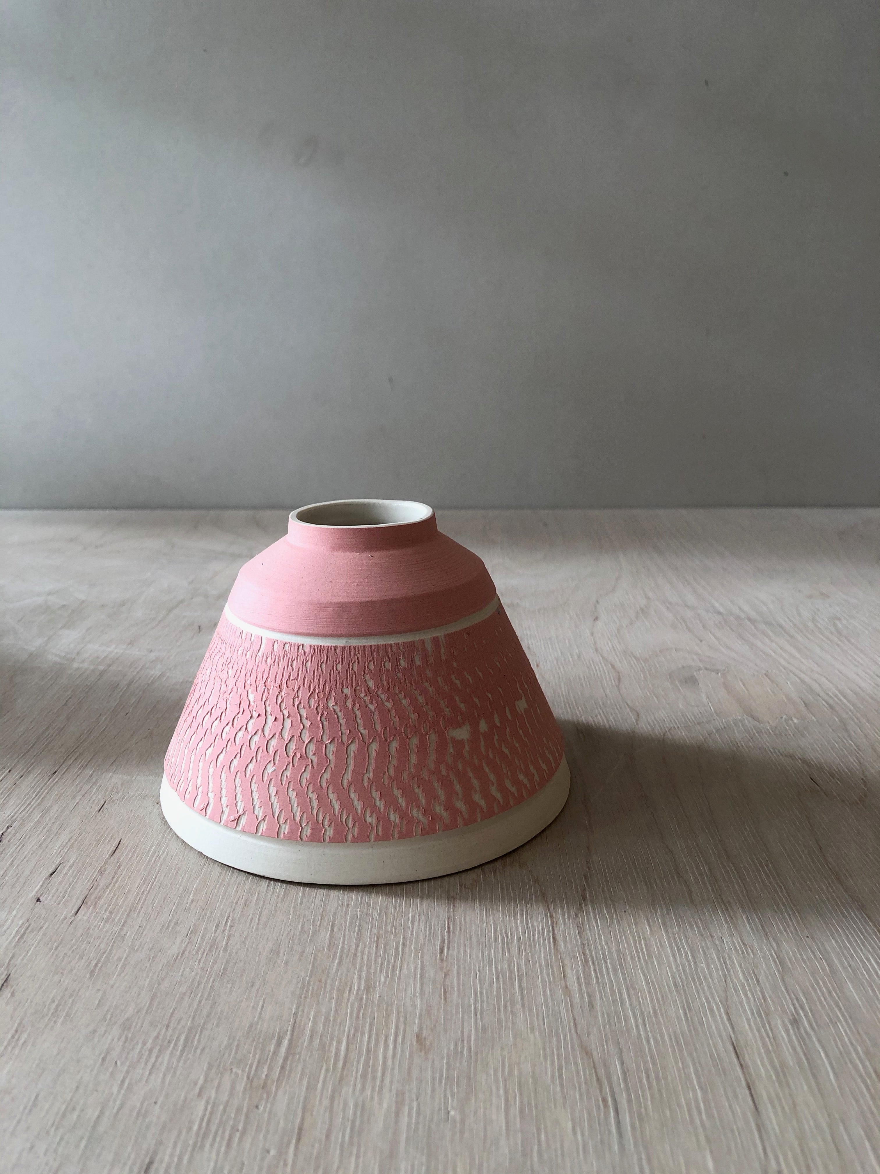 Small Pink pyramid vase with chattering decoration - sample