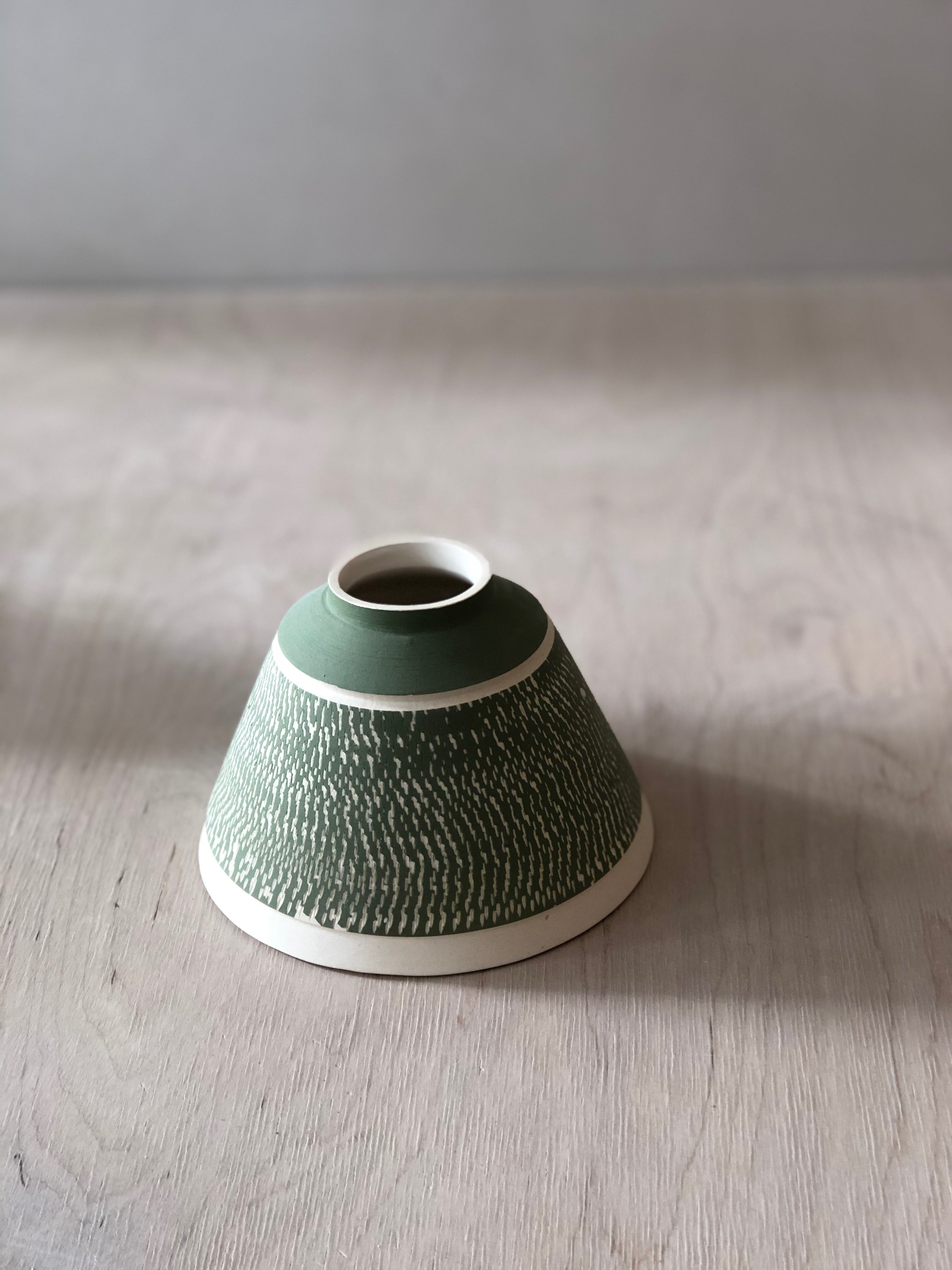 Small green pyramid vase with chattering decoration