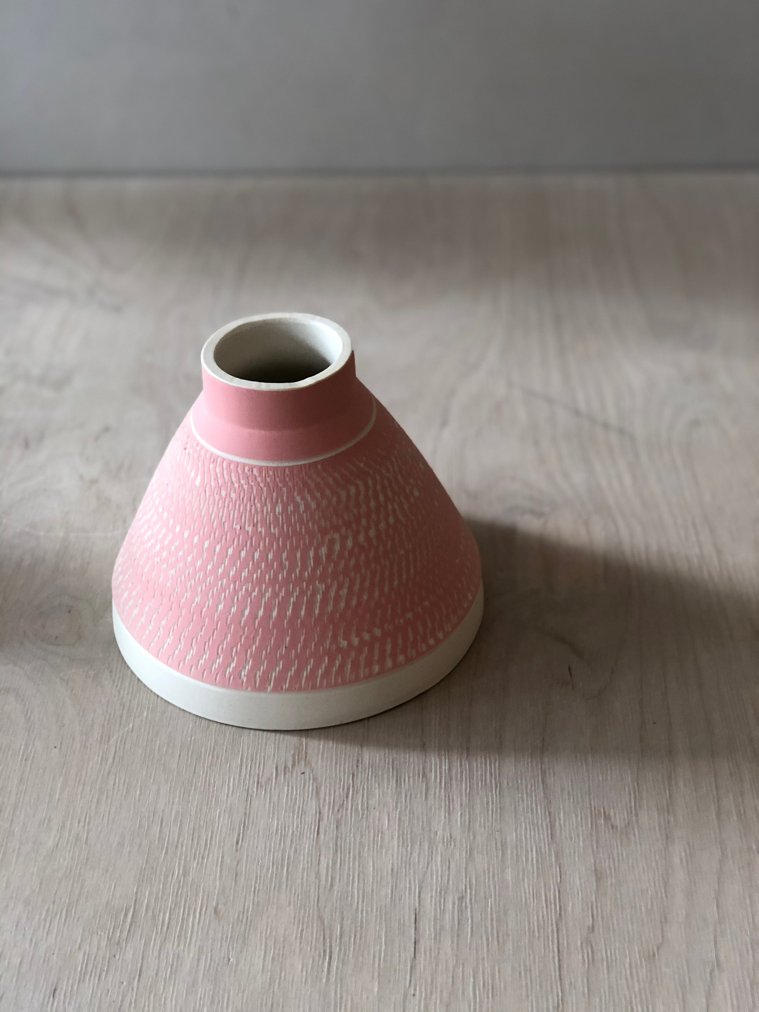 Pink pyramid vase with chattering decoration - sample