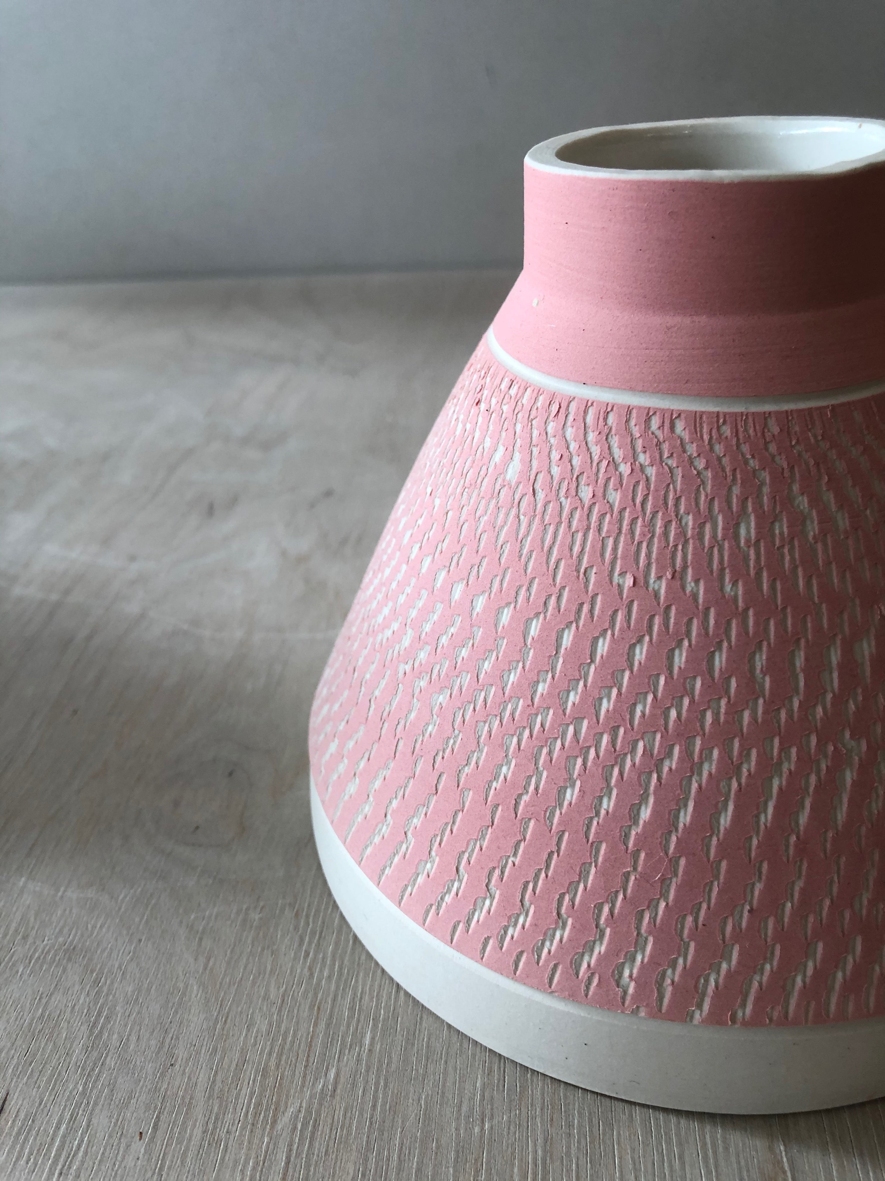 Pink pyramid vase with chattering decoration - sample